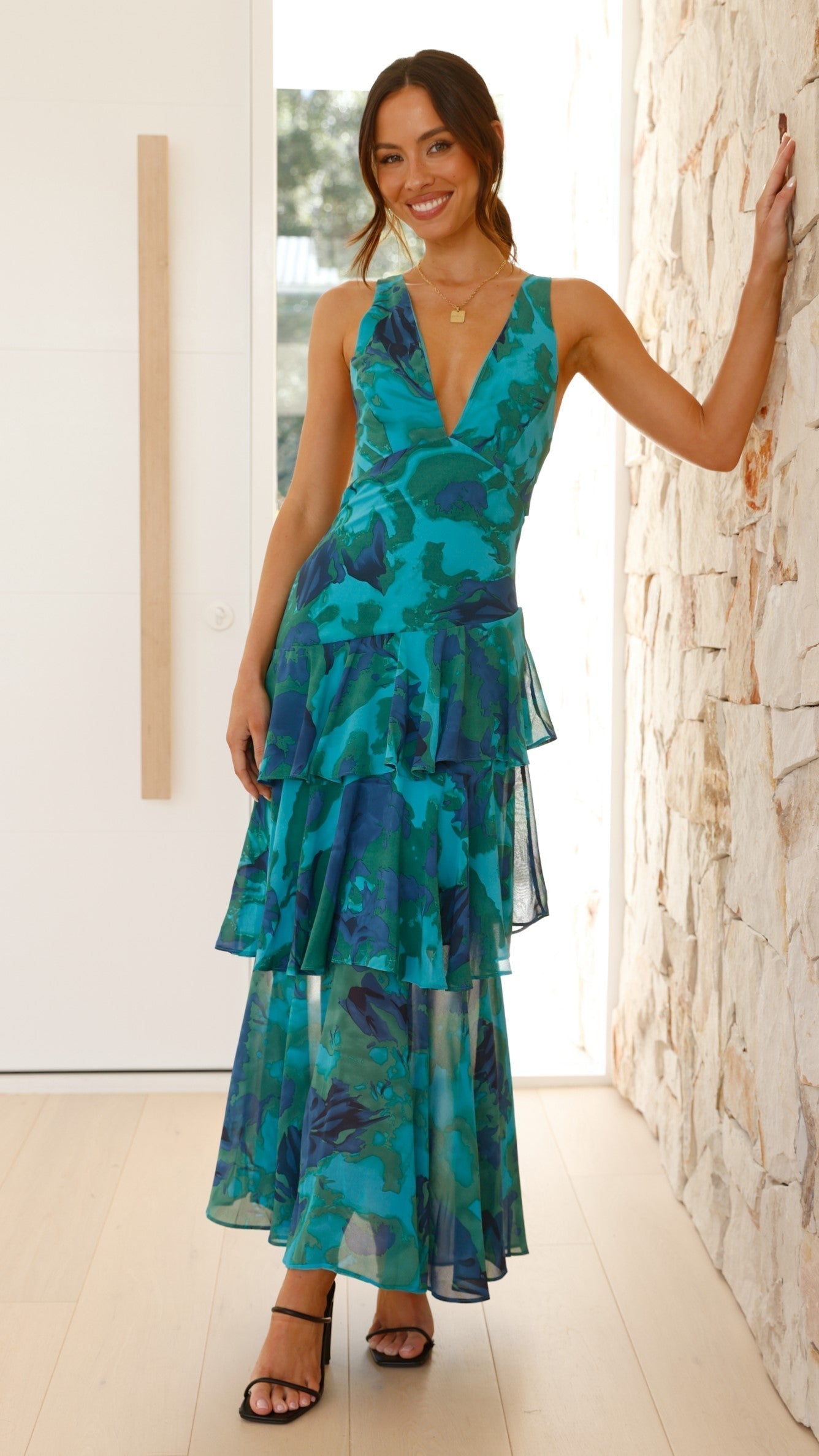 Captivating Maxi Dress with V-neckline and layered chiffon