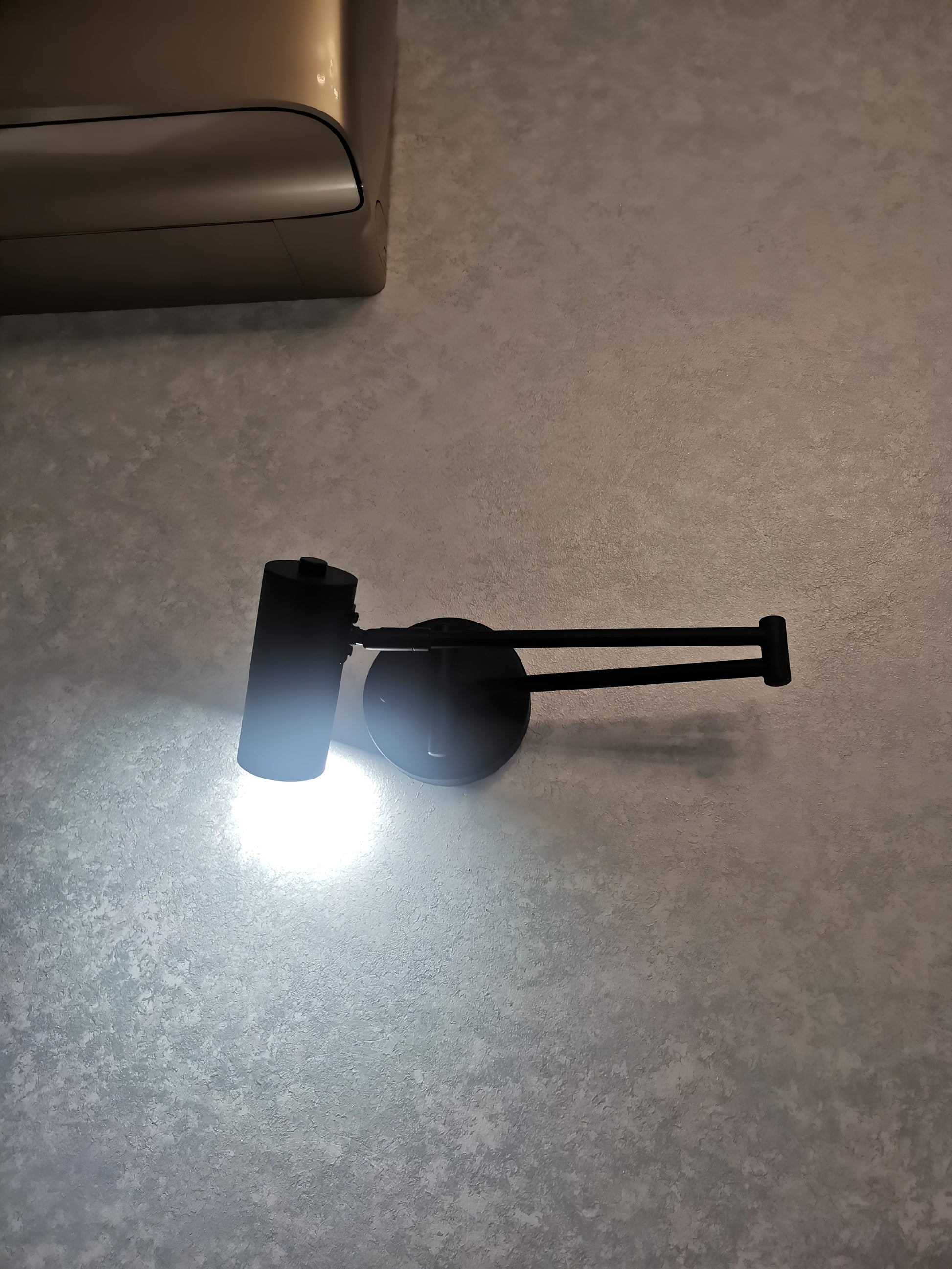 Smukły kinkiet LED z 3 temperaturami barw