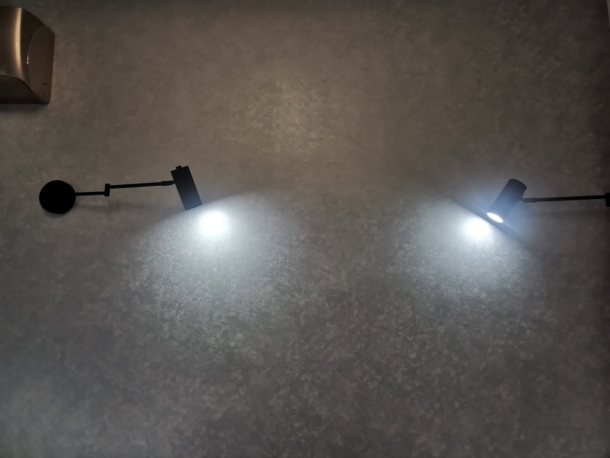 Smukły kinkiet LED z 3 temperaturami barw