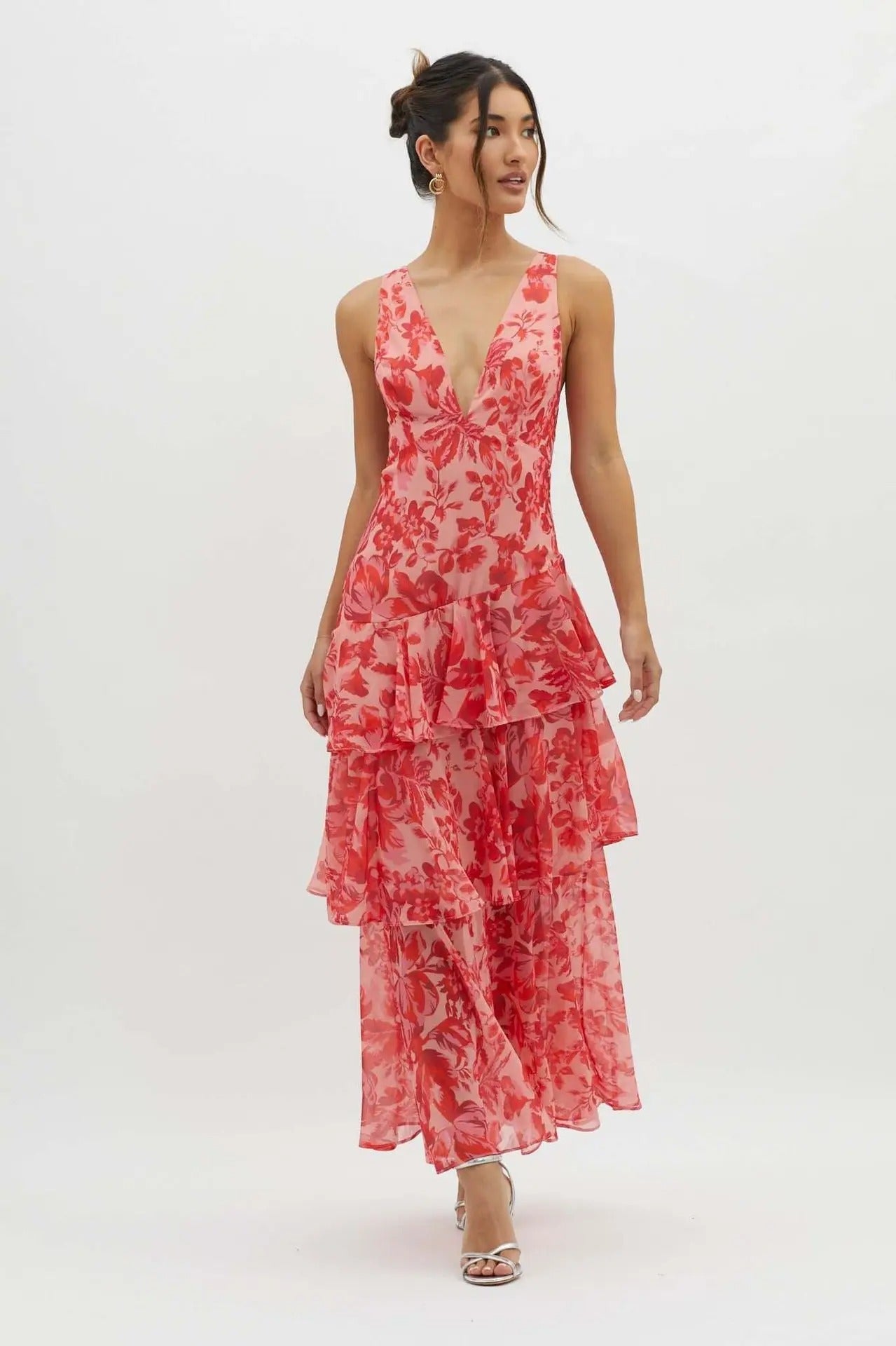 Captivating Maxi Dress with V-neckline and layered chiffon